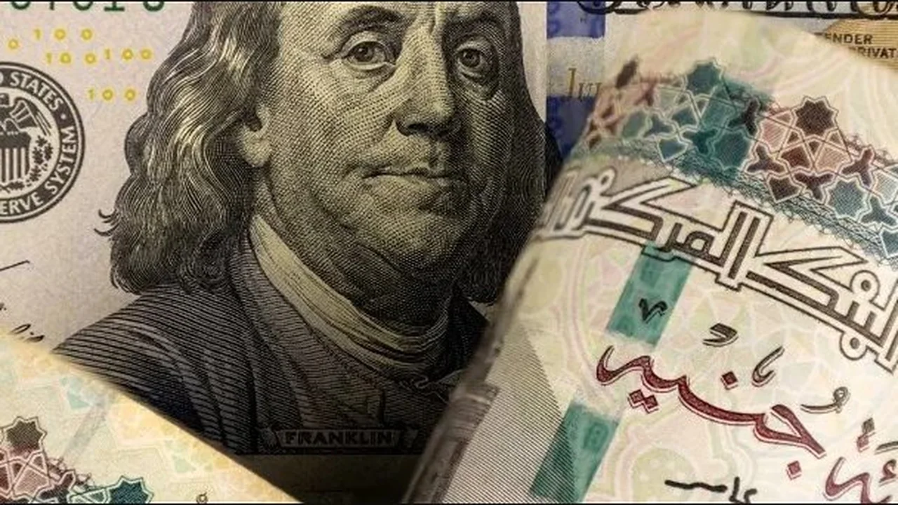 سعر الدولار يكسر حاجز 54 جنيهاً في تعاملات البنوك المصرية اليوم